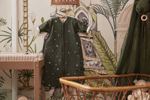 Afbeelding in Gallery-weergave laden, Jollein Slaapzak 110 cm met Afritsbare Mouwen - Stargaze Leaf Green
